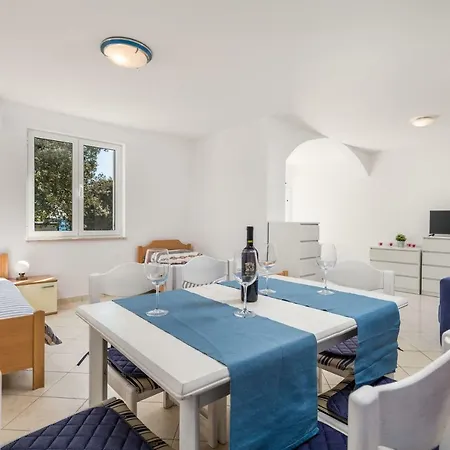 In Pinewood Near The Sea 아파트 말리로시니