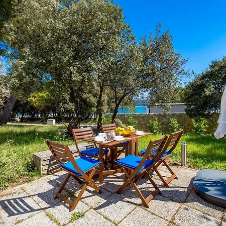 아파트 In Pinewood Near The Sea