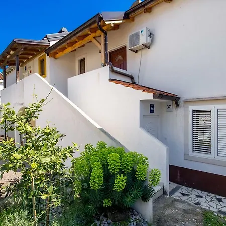 아파트 In Pinewood Near The Sea