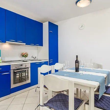 In Pinewood Near The Sea 말리로시니