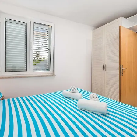 아파트 In Pinewood Near The Sea 말리로시니