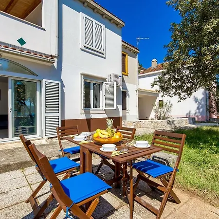 In Pinewood Near The Sea 아파트 말리로시니