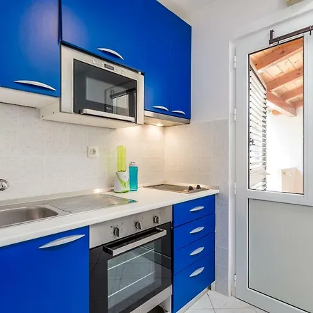 In Pinewood Near The Sea 말리로시니