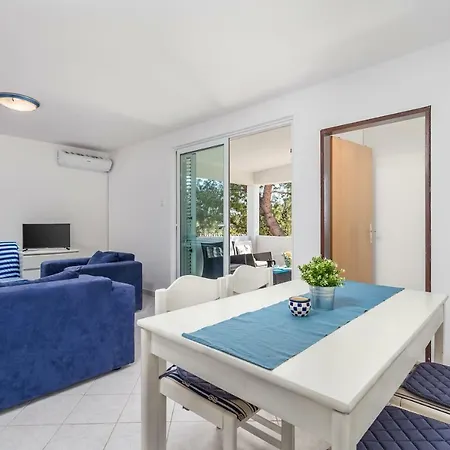 In Pinewood Near The Sea * 말리로시니