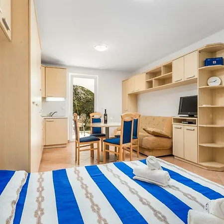 In Pinewood Near The Sea 아파트 말리로시니